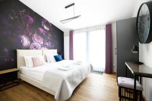 克拉科夫Aparthotel Inspire Miodova Residence的一间卧室配有一张大床和紫色墙壁