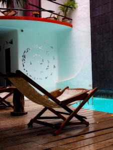 普拉亚卡门基贝酒店的游泳池旁甲板上的椅子