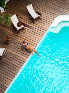 普拉亚卡门基贝酒店的躺在游泳池旁木甲板上的女人