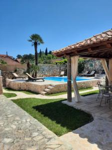 西利皮Villa Guardian的后院设有游泳池和凉亭