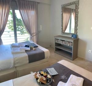 尼基亚娜Villa theosis的酒店客房,设有两张床和镜子