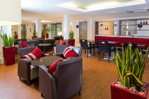 北安普敦Holiday Inn Express Northampton - South, an IHG Hotel的带沙发的酒店大堂和酒吧