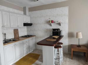 莫卡诺尔Barlovento 41的厨房配有白色橱柜和台面