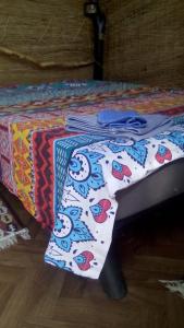 圣格奥尔基Casa Delta 106的一张桌子,上面有五颜六色的毯子