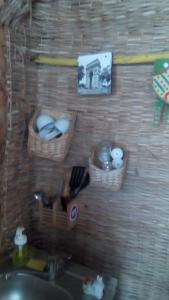 圣格奥尔基Casa Delta 106的浴室内带篮子和水槽的墙壁