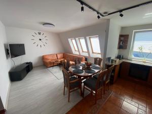 斯武普斯克Apartament Dwupoziomowy - klimatyzacja的客厅配有桌子和沙发