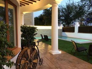 科尔多瓦La Quinta Hacienda的一个带椅子的庭院和一座位于房子内的游泳池