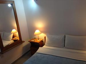 阿基奥斯基利考斯玛丽亚埃莱娜酒店的一间卧室配有一张床和镜子