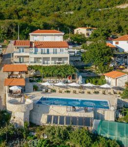 布德瓦Villa Marija **** with private pool的享有带游泳池的度假村的空中景致