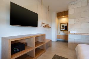 图卢姆Mayan Monkey Tulum的客厅设有壁挂式平面电视。