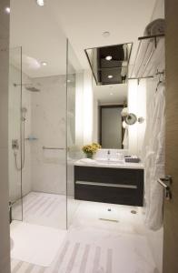 马尼拉马卡蒂钻石公寓式酒店的带淋浴和盥洗盆的浴室