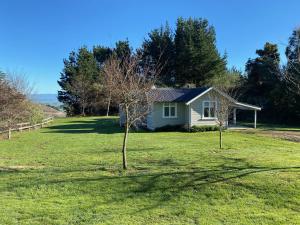 Paratu Farm Cottage in a quiet rural setting.外面的花园