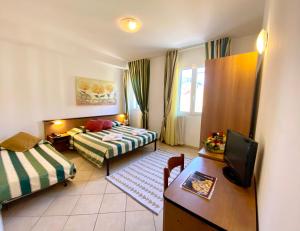 博尔焦韦雷齐Albergo Villa Ada的酒店客房设有两张床和电视。