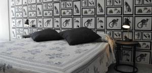 塞勒里古托雷酒店的一间卧室配有床和一张带照片的墙壁