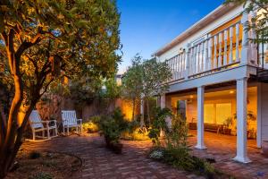 Garden Level Flat in 1885 Queen Anne Victorian Cottage in Alameda外面的花园