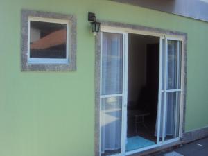 里约热内卢里约塔夸拉甜蜜民宿的带推拉玻璃门和窗户的房间
