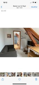 茹普特河畔巴斯特尔Appartement F2 proche La Bresse的一张床位和一个客厅的两张照片