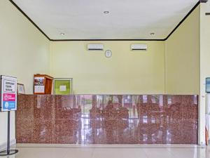 帕朗卡拉亚OYO 90423 Hotel Aman的大楼里一个空的大厅,有玻璃墙