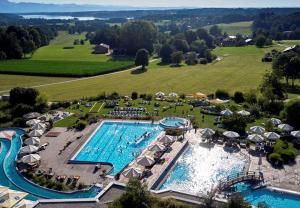 巴特恩多夫斯托宾格特蒙酒店的享有度假村游泳池的空中景致