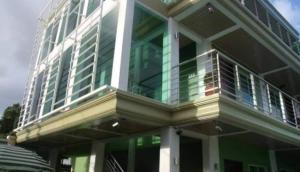 那牙Reddoorz @ Sta Cruz Naga City的一侧带阳台的建筑