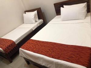 那牙Reddoorz @ Sta Cruz Naga City的配有2张床的酒店客房
