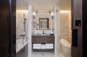 首尔首尔洲际格兰酒店 的一间带水槽、浴缸和卫生间的浴室