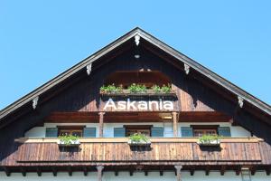 巴特维塞Hotel Askania 1927的上面有盆栽植物的建筑
