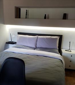 圣吉米纳诺Contemporary Rooms的一间卧室配有一张大床,上面有两盏灯
