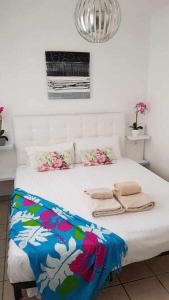 科拉雷侯Apartamento Vista Lobos的卧室配有带鲜花的白色床