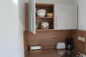RingelaiFerienhaus Bayerwald的厨房配有碗柜和餐具