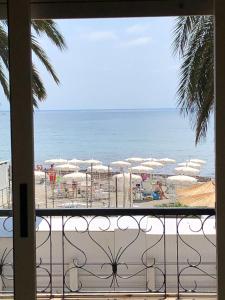 阿尔本加索尔马尔酒店的享有海滩美景,配有遮阳伞和海洋美景。