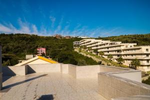 都拉斯Vila Namiku的享有一座山丘建筑的背景景色