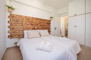 卡尔扎迈纳Alta Vista Luxury House的卧室配有带毛巾的大型白色床