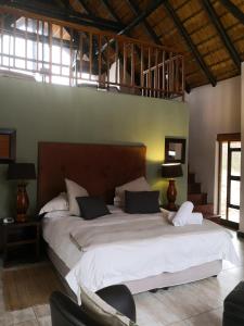 Morokolo Safari Lodge Self-catering客房内的一张或多张床位