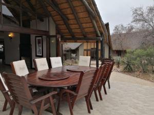 兰斯堡Morokolo Safari Lodge Self-catering的天井上的木桌和椅子