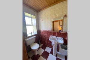 斯温福德The Cosy Cabin的一间带两个盥洗盆和卫生间的浴室