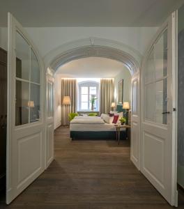 雷根斯堡Altstadthotel der Patrizier的一间卧室设有一张床和一个大窗户