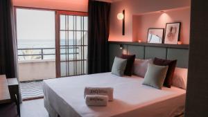 坎佩略JovA Hotel Boutique的一间卧室设有一张床,享有海景