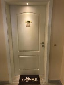 普里莫尔斯科Apart Allure Dobi的一间有标志的房间的门