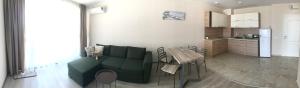普里莫尔斯科Apart Allure Dobi的客厅配有绿色沙发和桌子