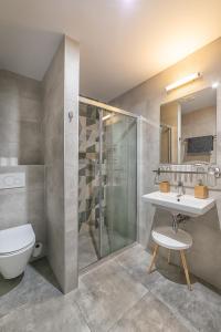 利普托斯基米库拉斯TIMEOUT City Hotel的带淋浴、卫生间和盥洗盆的浴室