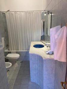 维拉摩拉马尔-索尔别墅公寓的浴室配有蓝色水槽和卫生间。