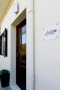 罗德镇Alion House的房屋的门,上面有读阿克伦房屋的标志