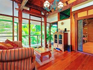 UkiWollumbin Palms Rainforest Retreat的客厅配有沙发和桌子