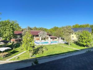 诺沃莫斯科维斯卡База відпочинку "РіверСайд"的享有带游泳池的房屋的空中景致
