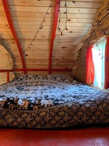 法拉尔雅Mandala Camping的小木屋内一间卧室,配有一张床