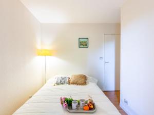 索库阿Apartment Les Hauts de Bordagain-10 by Interhome的床上的水果和蔬菜托盘
