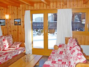 南达库克迪度假屋的客厅设有两张沙发和一个滑动玻璃门