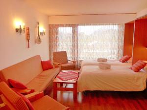 南达Apartment Christiania 2 Tbel by Interhome的酒店客房,设有两张床和一张沙发