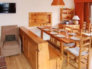 南达Apartment Bel Alp D3 by Interhome的用餐室配有大型木桌和椅子